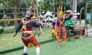 Biểu diễn múa truyền thống của đồng bào Khmer (Sóc Trăng) tại Làng Văn hóa - Du lịch các dân tộc Việt Nam. Ảnh: Kim Anh