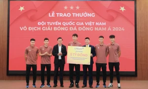 Ông Đoàn Nguyên Ngọc, Phó Tổng Giám đốc LPBank (thứ 3 từ phải sang) trao thưởng 5 tỷ đồng cho Đội tuyển Quốc gia Việt Nam khi giành cúp vô địch ASEAN 2024. Ảnh: PV