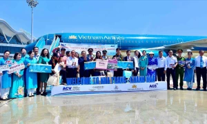 Vietnam Airlines trao quà cho hành khách thứ 9 triệu đến Khánh Hòa 