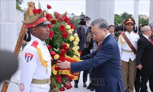 Tổng Bí thư, Chủ tịch nước Tô Lâm đặt vòng hoa tại Đài tưởng niệm Anh hùng dân tộc Jose Marti