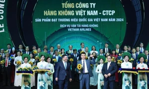 Vietnam Airlines nhận giải thưởng “Sản phẩm đạt Thương hiệu quốc gia 2024”. Ảnh: VNA