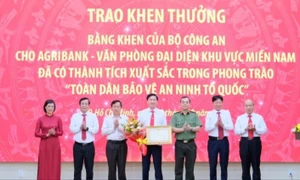 Văn phòng Đại diện Agribank khu vực miền Nam đón nhận Bằng khen của Bộ Công an