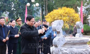 Thủ tướng Phạm Minh Chính dâng hương tại Di tích tưởng niệm Chủ tịch Hồ Chí Minh