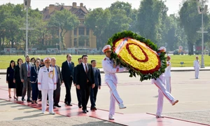 Chủ tịch Quốc hội Armenia Alen Simonyan vào Lăng viếng Chủ tịch Hồ Chí Minh