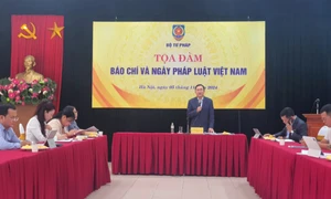 Phó Cục trưởng Cục phổ biến giáo dục pháp luật Phan Hồng Nguyên chủ trì Tọa đàm "Báo chí và Ngày Pháp luật Việt Nam"