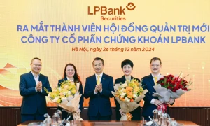 Ông Phạm Phú Khôi (giữa) – Chủ tịch LPBS trao hoa cho các thành viên Hội đồng quản trị và Tổng Giám đốc LPBS. Ảnh: PV