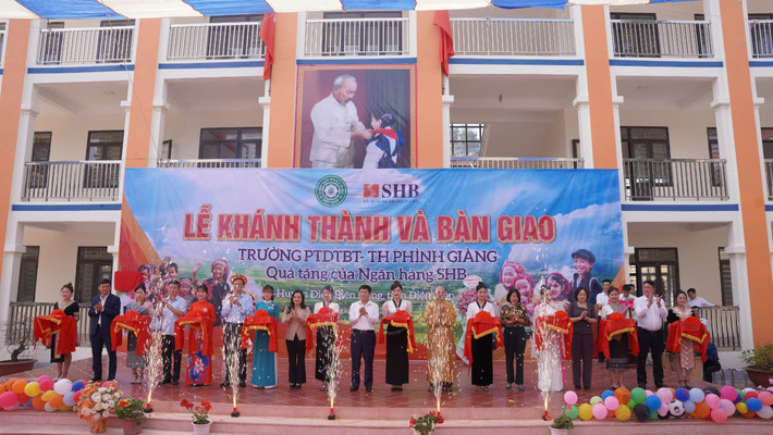2 công trình lớp học do Ngân hàng SHB trao tặng đã giúp ước mơ được dạy và học trong ngôi trường mới của thầy trò trở thành sự thật anh-1-2-5671.jpg
