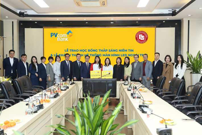Đại diện PVcomBank trao học bổng "Thắp Sáng Niềm Tin" cho các sinh viên có hoàn cảnh khó khăn anh-minh-hoa-2.jpg