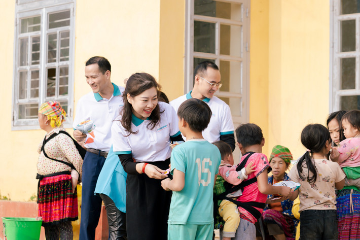 Tình nguyện viên Tết An Bình tặng quà, trò chuyện cùng người dân và các em nhỏ tại nhà văn hóa thôn Giao Lâu, xã Pá Lau abbank-5a.jpg