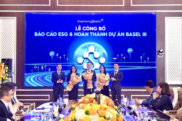 Ông Trần Ngọc Minh - Chủ tịch HĐQT KienlongBank và ông Trần Hồng Minh - Quyền Tổng Giám đốc KienlongBank trao hoa cảm ơn và chúc mừng hai đối tác cùng Ban Dự án 3.jpg