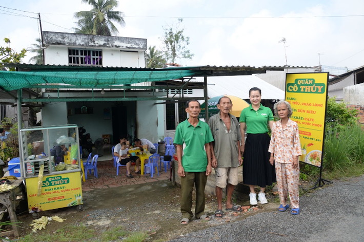 Ông Nguyễn Văn Tiến, Bí thư chi bộ, Trưởng ấp Phước Trạch, xã Phước Thạnh và đại diện chương trình Ước mơ xanh cùng vợ chồng cô Thuý trong ngày khai trương quán anh-2.png