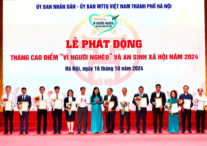 Chủ tịch Ủy ban MTTQ Việt Nam thành phố Nguyễn Lan Hương, Phó Chủ tịch UBND thành phố Dương Đức Tuấn tiếp nhận ủng hộ và trao thư cảm ơn cho các đơn vị (Nguồn: Hànộimới) anh-1-9473.jpg