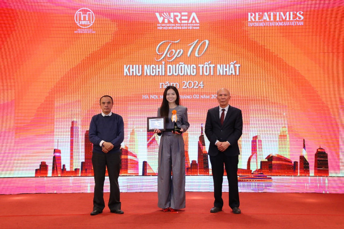 Đại diện Văn Phú - Invest nhận giải thưởng Top 10 khu nghỉ dưỡng tốt nhất 2024 dành cho dự án Vlasta - Sầm Sơn 2.jpg