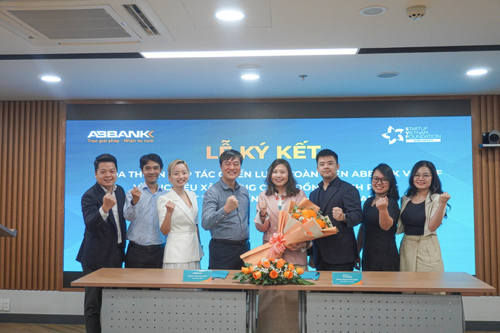 ABBANK và SVF ký Thỏa thuận hợp tác Chiến lược toàn diện, phối hợp triển khai cung cấp những hình thức hỗ trợ, thúc đẩy các mô hình kinh doanh bền vững cho doanh nghiệp và các hộ gia đình, đặc biệt là tại các di sản làng nghề truyền thống, từ đó nâng cao chất lượng cuộc sống cộng đồng, tạo sinh kế, đóng góp vào sự phát triển chung của Việt Nam 1-3932.jpg