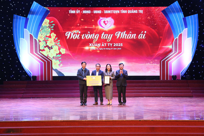 Bà Nguyễn Thanh Huyền - Thành viên Ban Điều hành PVcomBank trao tài trợ “Xóa nhà tạm, nhà dột nát” cho tỉnh Quảng Trị anh-minh-hoa-2.jpg