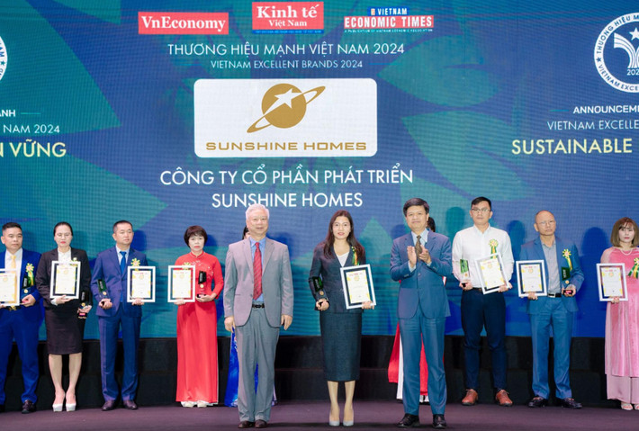 Tổng Giám đốc Sunshine Homes Đỗ Thị Định đại diện đơn vị nhận giải thưởng “Thương hiệu Mạnh - Phát triển bền vững năm 2024” tại Chương trình Thương hiệu Mạnh Việt Nam lần thứ 21 anh-4-1808.jpg