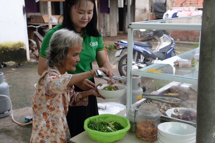 Nhiều người cho biết cô Thuý nấu ăn khá ngon, lại sống chân thật, cởi mở với hàng xóm láng giềng nên họ sẽ luôn ủng hộ quán hủ tíu của cô Nhiều người cho biết cô Thuý nấu ăn khá ngon, lại sống chân thật, cởi mở với hàng xóm láng giềng nên họ sẽ luôn ủng hộ quán hủ tíu của cô