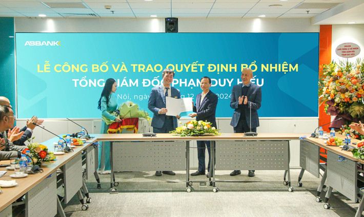 HĐQT ABBANK trao quyết định bổ nhiệm cho ông Phạm Duy Hiếu 2.jpg