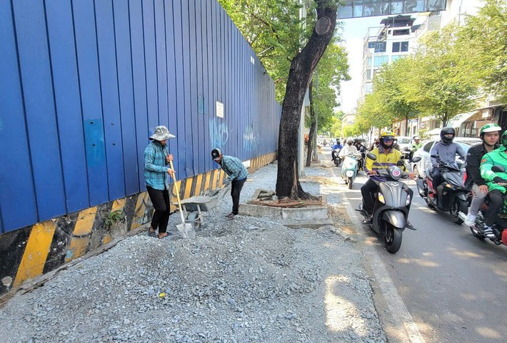Thi công nâng cấp, cải tạo vỉa hè đường Nam Kỳ Khởi Nghĩa (đoạn tiếp giáp đường Lê Lợi) vào chiều 28.3. Ảnh: Quang Phương z6458129961065-d507dad885d5442a960dd1ec21565956.jpg