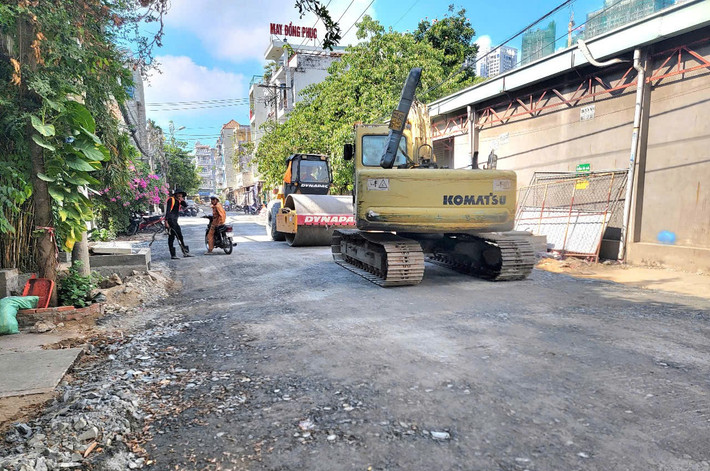 Thi công tại một tuyến đường trên địa bàn phường Phú Thuận, Quận 7. Ảnh: Quang Phương chụp ngày 23.4 z6533110620613-42b16ebe2c91d5a59549f76083e1bd2f.jpg