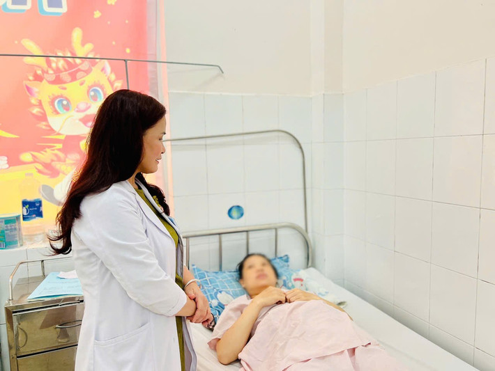 ThS.BS Đặng Thị Thu Hà, Trưởng Khoa Sản - Phụ Khoa, Bệnh viện Lê Văn Việt thăm khám sản phụ N.T.K.N. ( 32 tuổi) z6373442812890-c26f97851f5fa4919f785c5a487ec1a7.jpg