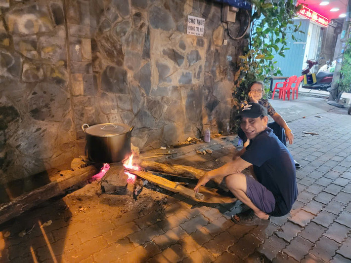 Bánh chưng được đôi vợ chồng già tại phường Tăng Nhơn Phú B (TP. Thủ Đức) bày nấu tại một góc khuất trên vỉa hè đường Đình Phong Phú, tối 27 tháng Chạp. Ảnh: Quang Phương z6266610992178-eac18bc66d4ffc0e6745e547b0a0a598.jpg