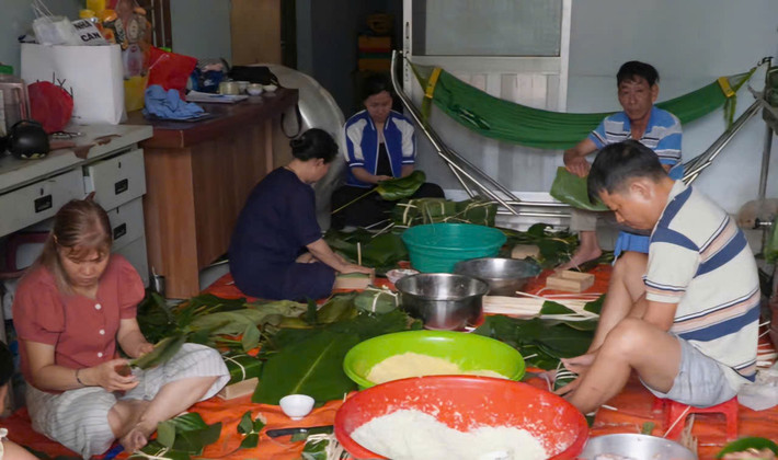Cảnh gia đình quây quần gói bánh chưng tại một gia đình ở phường Trung Mỹ Tây (Q.12, TP. Hồ Chí Minh) z6266581704745-70279719d3ee4e44fa020174fd6829b1.jpg