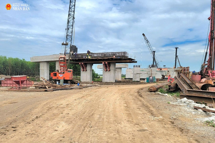 Cao tốc Biên Hòa - Vũng Tàu đang thi công. Trong ảnh là đoạn gần nhánh rẽ vào khu vực sân bay Quốc tế Long Thành. Ảnh: Quang Phương chụp ngày 9.3 z6394694031681-d64ac3d5def3bda184f0d575a02ef01c-2431.jpg