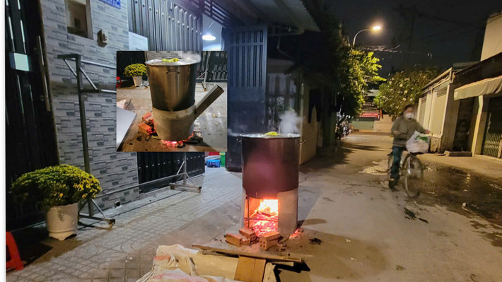 Để nấu bánh chưng, một số hộ dân còn tự chế tạo những bếp nấu lạ lẫm. Trong ảnh (ảnh nhỏ), bếp nấu bánh chưng được chế tạo cả ống hút khói. Ảnh chụp tại hẻm 141 đường 359 phường Phước Long B, TP. Thủ Đức, tối 27 tháng Chạp. Ảnh: Quang Phương nau-banh-chung.jpg