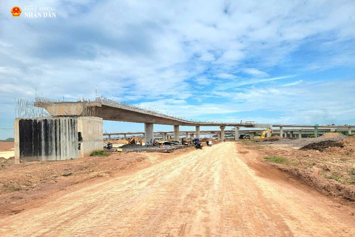 Dự án cao tốc Biên Hòa - Vũng Tàu đang thi công. Trong ảnh là một nhánh rẽ vào hướng sân bay Quốc tế Long Thành. Ảnh: Quang Phương chụp ngày 9.3 z6394668734854-0a4252476b81f79c865ada3992d6d259-8319.jpg