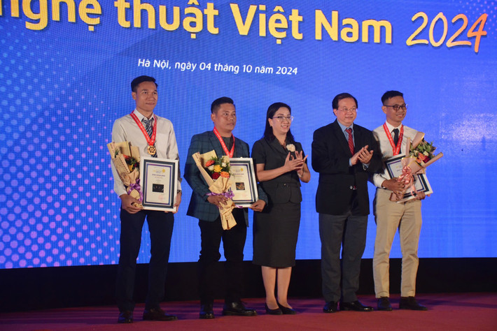 Trao Huy chương Vàng cho các tác giả có tác phẩm xuất sắc bb823d09-63c0-4a18-8816-0795e988a86f-8302.jpeg