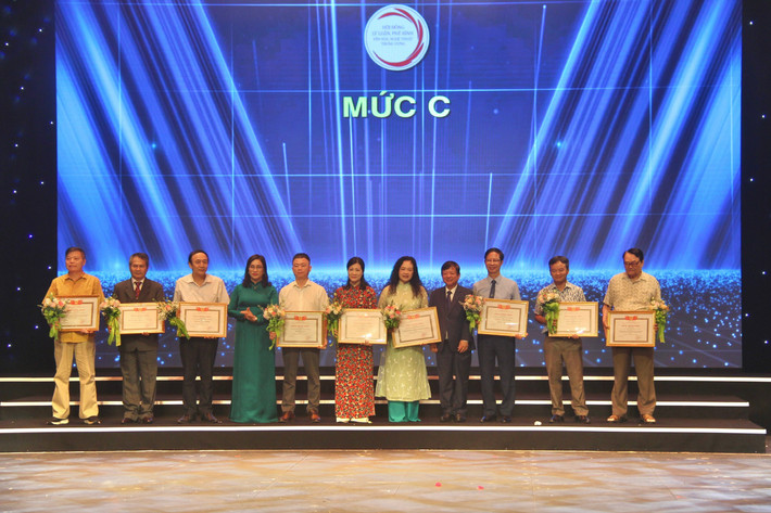 Trao tặng thưởng cho các tác giả có tác phẩm đoạt mức C c.jpg