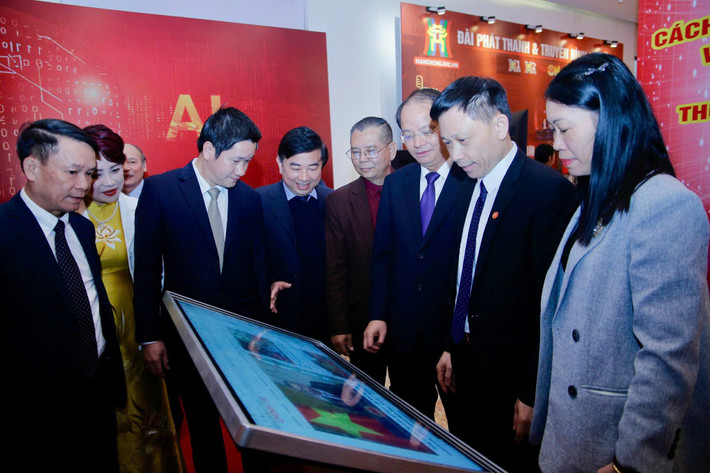 Đại biểu tham quan các gian trưng bày báo Xuân v4.jpg