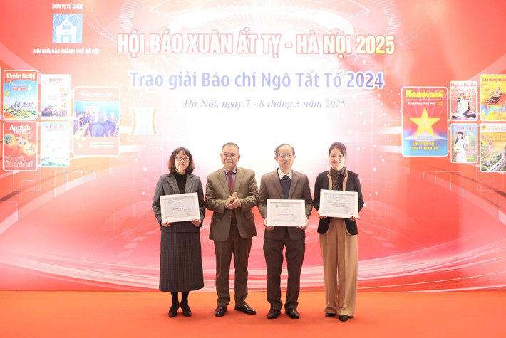 Ban tổ chức trao giải A Bìa báo Xuân Ất Tỵ 2025 đẹp và Gian trưng bày ấn tượng. Ảnh: Thanh Hải gian-trung-bay-va-bia-a.jpg