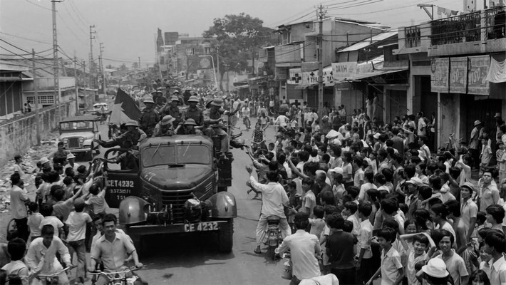 Người dân Sài Gòn vui mừng chào đón Quân Giải phóng ngày 30.4.1975. Nguồn: TTXVN tl.jpg