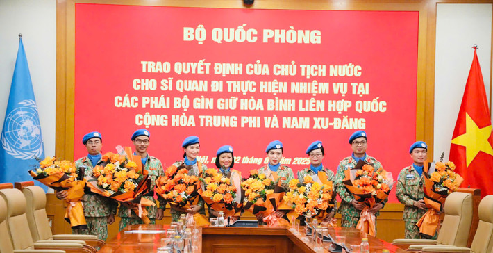 8 sĩ quan lên đường thực hiện nhiệm vụ tại Phái bộ MINUSCA, Cộng hòa Trung Phi và Phái bộ UNMISS, Cộng hòa Nam Sudan 8.jpg