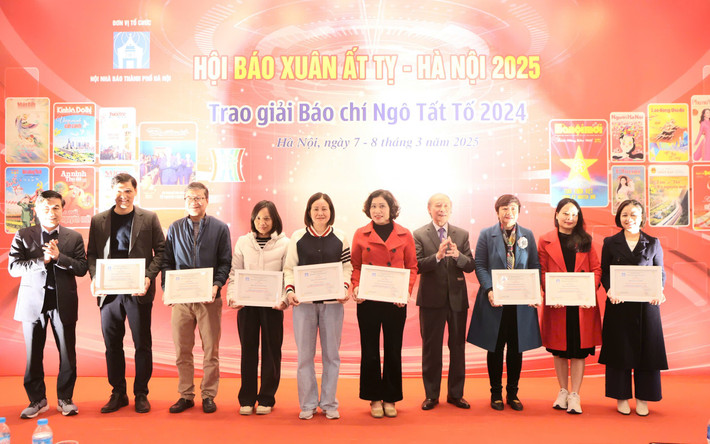 Báo Đại biểu Nhân dân nhận giải Khuyến khích Bìa báo Xuân Ất Tỵ 2025 đẹp. Ảnh: Thanh Hải 1.jpg