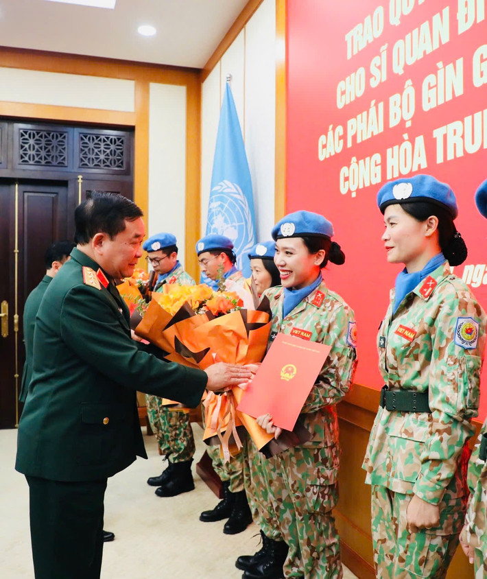 Thứ trưởng Bộ Quốc phòng, Thượng tướng Hoàng Xuân Chiến trao quyết định cho sĩ quan lên đường thực hiện nhiệm vụ ch.jpg