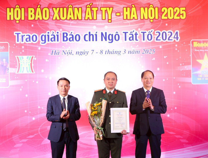 Trao giải cho nhóm tác giả đoạt giải Đặc biệt a49a4e6a-b5fe-4b51-8258-c7ff283cb68c.jpg