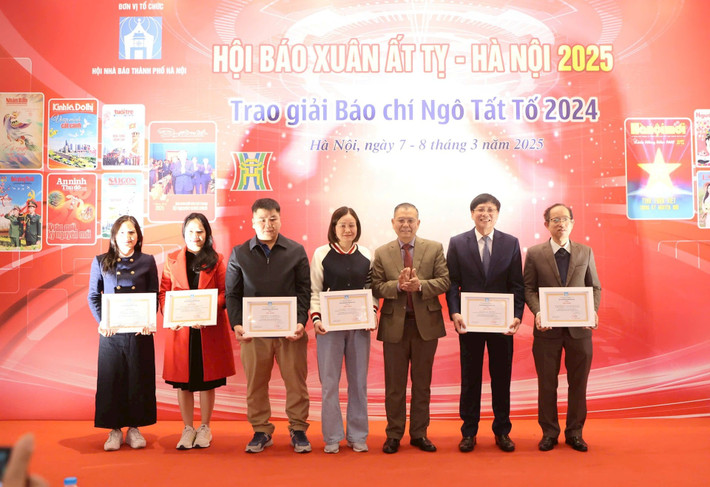 Ban tổ chức trao giải Bài báo hay viết về Hà Nội. Ảnh: Thanh Hải giai-bai-bao-hay-2.jpg