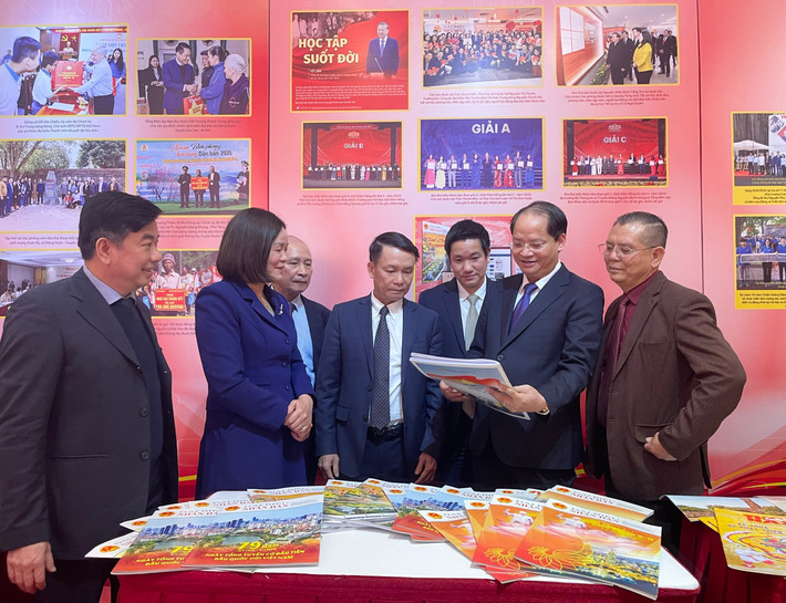 Đại biểu tham quan gian trưng bày Báo Đại biểu Nhân dân db.jpg