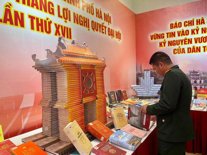 Gian trưng bày tài liệu, sách, ảnh về dấu ấn 95 năm Ngày thành lập Đảng bộ Thành phố Hà Nội 46479ccc-2cb0-461a-9f33-bc10e4ac25b6.jpg