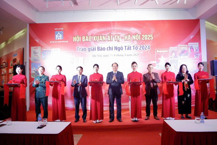 Cắt băng khai mạc Hội Báo Xuân Ất Tỵ - Hà Nội 2025 v1.jpg