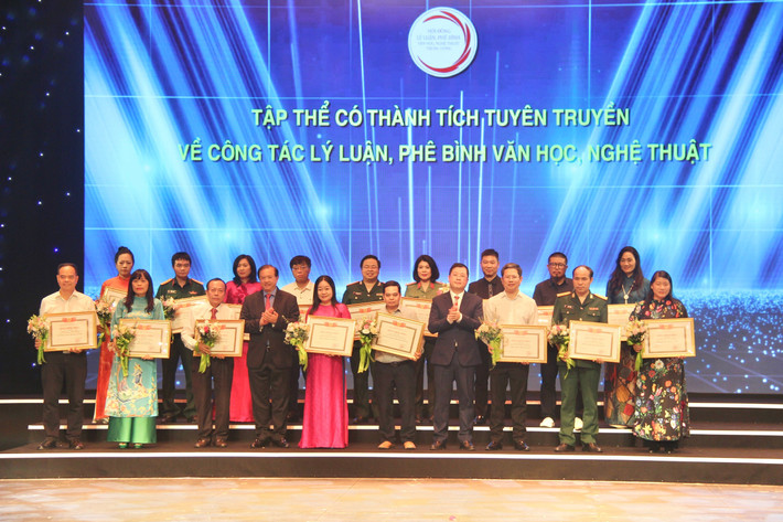 Trao thưởng cho 18 đơn vị báo chí, xuất bản có thành tích nổi bật trong hoạt động tuyên truyền cho công tác lý luận, phê bình văn học, nghệ thuật trong năm 2023 tt.jpg