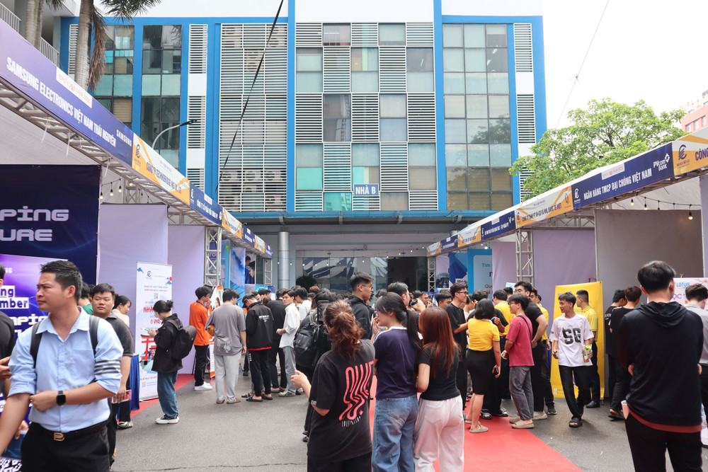 Đông đảo sinh viên Trường Đại học Điện Lực tham dự “Ngày hội việc làm - EPU’s Job Fair 2025” img-1590.jpg