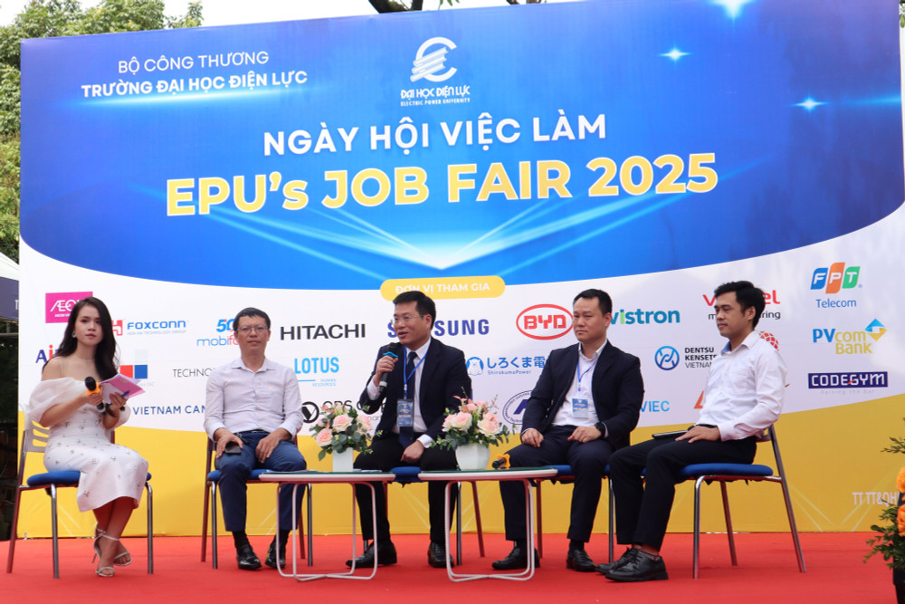 PGS.TS Nguyễn Lê Cường chia sẻ tại Tọa đàm “Kết nối Nhà trường với Doanh nghiệp - Đào tạo gắn liền với thực tiễn” img-1602.jpg