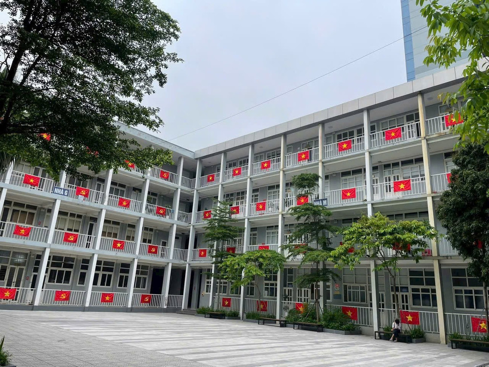 Sắc cờ đỏ rực rỡ trong khuôn viên nhà trường z6550891483464-74de0ac2c76b1a1a4ca7d69cb68bb65c.jpg