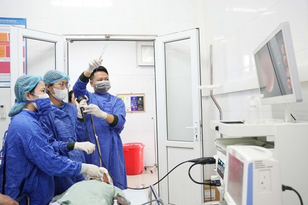 Nội soi phế quản gắp dị vật hạt hồng xiêm nằm sâu trong phế quản tại Bệnh viện Bãi Cháy. Ảnh: BVCC picture1.jpg
