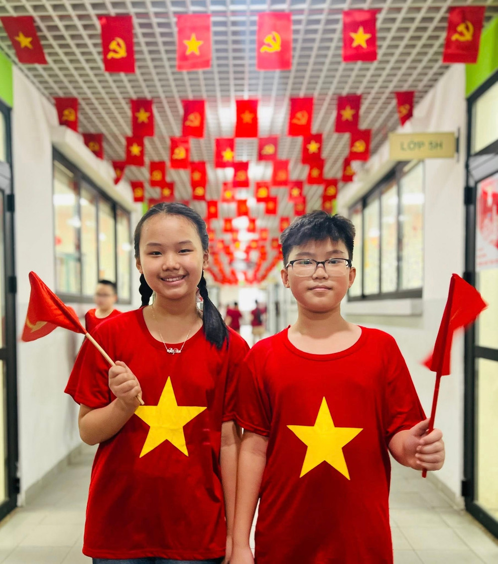 Học sinh Trường Tiểu học Thái Thịnh tự hào khi nhìn những lá cờ đỏ sao vàng bay phấp phới rợp trời vào ngày kỷ niệm đất nước mình thống nhất 494512721-1318117246391895-6359225102884734657-n.jpg
