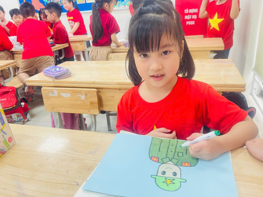 Những ngày này, học sinh Trường Tiểu học Thái Thịnh vẽ thật nhiều – vẽ cánh chim, vẽ ánh nắng, vẽ những điều đẹp nhất về quê hương mình 493910590-1318120339724919-8810541589458954730-n.jpg